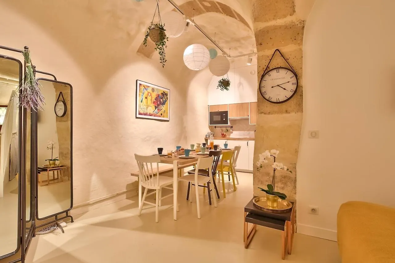 New Stunning 4 Bdrs Apt, With Ac - Le Marais דירה פריז