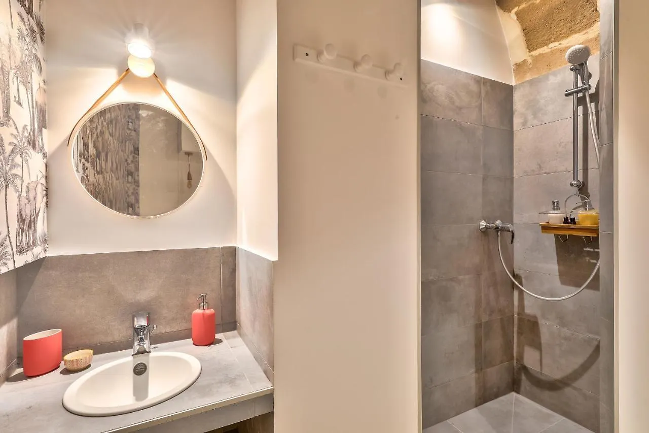 New Stunning 4 Bdrs Apt, With Ac - Le Marais Apartman